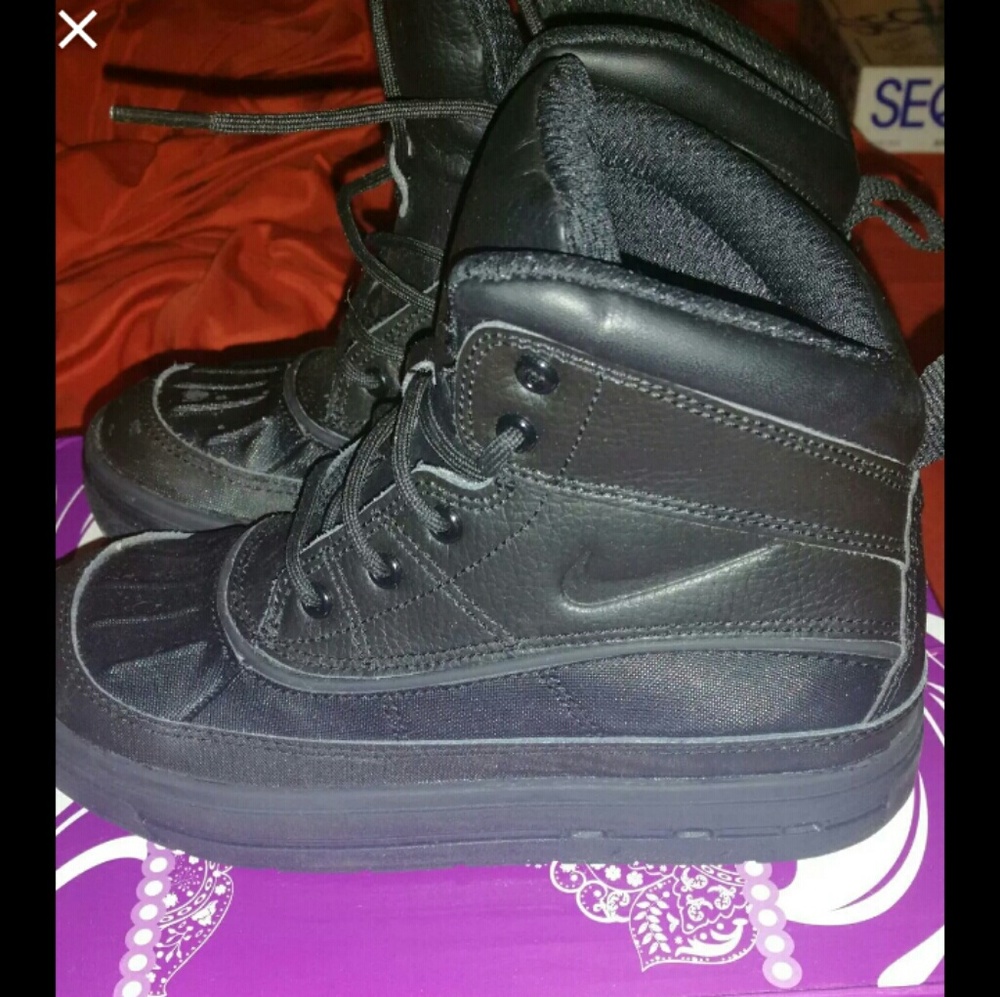 Kids acg boots size 1.5
